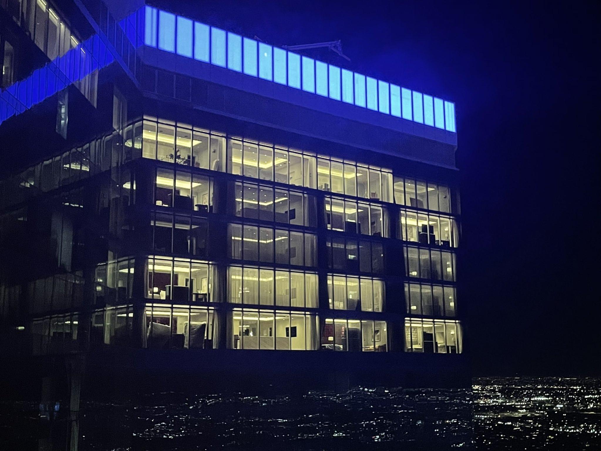 Name:  fontainebleu-outside3.jpg
Views: 422
Size:  318.0 KB